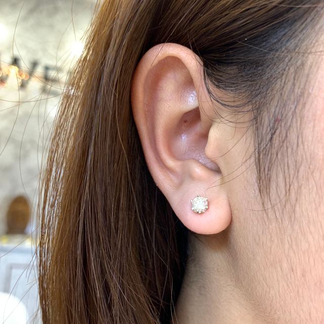 ตุ้มหูเพชรเม็ดเดียว